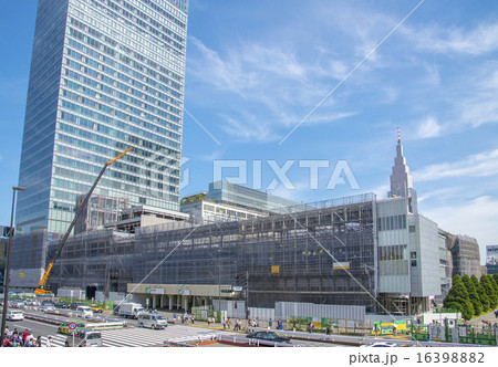 工事が進む新宿駅新南口のバスタ新宿とJR新宿ミライナタワー 16398882