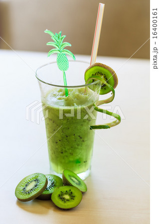 cocktail with kiwi cocktail with kiwi 16400161