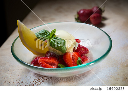 Ice cream with fresh strawberries Ice cream with fresh strawberries 16400823