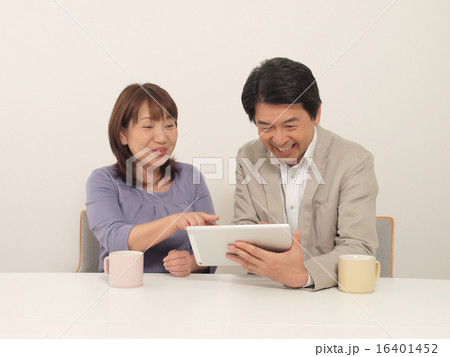 タブレットを見るシニア夫婦 16401452