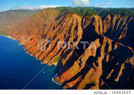 Beautiful aerial view of spectacular Na Pali coast Beautiful aerial view of spectacular Na Pali coast 16401637