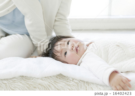 寝ている子供 16402423