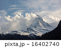 雲に包まれるマッターホルン 16402740