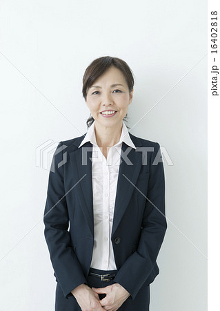 50代のスーツの女性 16402818