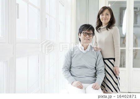 寄り添うシニア世代の夫婦 16402871