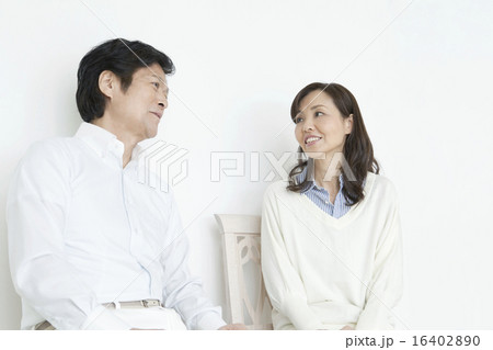 椅子に座って語り合うシニア世代の夫婦 椅子に座って語り合うシニア世代の夫婦 16402890