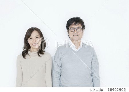 寄りそうシニア世代の夫婦 16402906