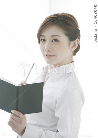 メモする20代女性 16403040