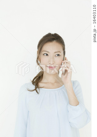 携帯電話を使う20代女性 16403110