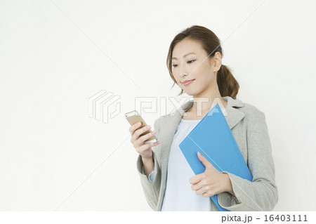 20代女性の仕事シーン 16403111