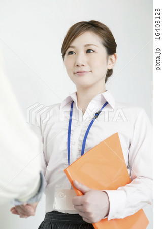 握手する20代の女性 16403123