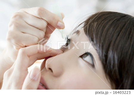 目薬をさす20代女性 目薬をさす20代女性 16403223
