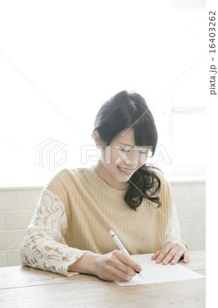 勉強する20代女性 勉強する20代女性 16403262