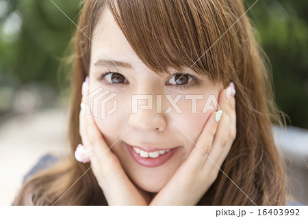 若い女性 ポートレート はにかむ 若い女性 ポートレート はにかむ 16403992