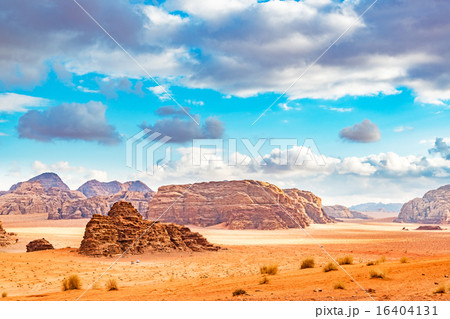 ヨルダンの砂漠(ヨルダン、ワディ・ラム保護区) 16404131
