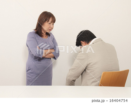 謝る夫と怒る妻 16404754