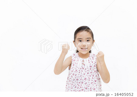 ガッツポーズをする女の子 ガッツポーズをする女の子 16405052