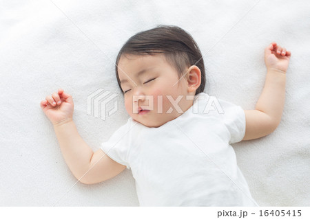 お昼寝する赤ちゃん お昼寝する赤ちゃん 16405415