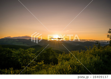 白樺高原夕陽の丘の風景 16409137