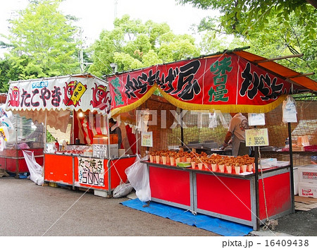夏祭りの縁日 たこやきとからあげ屋の写真素材 [16409438] - PIXTA