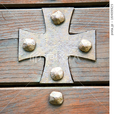 cross lombardy   arsago   a  door curch  closed 16409925