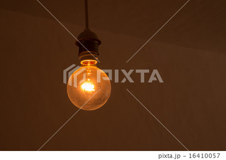 埃の積もった古びた電球 埃の積もった古びた電球 16410057