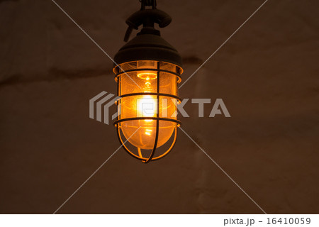 埃の積もった古びた電球 16410059