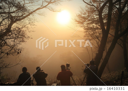 朝日とカメラマン 16410331