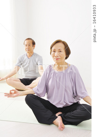 ヨガをするシニア夫婦 16410933