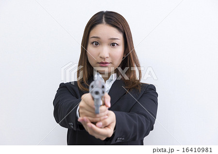 銃を構える女性の写真素材