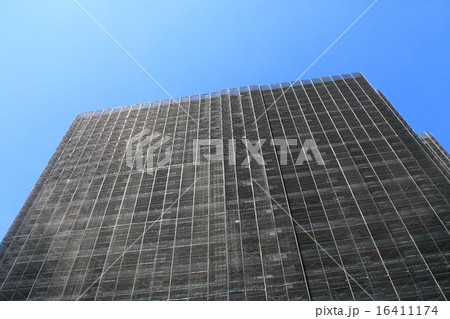 ビルの改築現場(マンションの外壁工事)の画像 ビルの改築現場(マンションの外壁工事)の画像 16411174