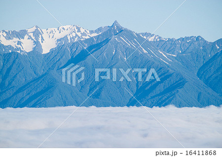 美ヶ原 思い出の丘 から雲海に浮かぶ北アルプス 槍ヶ岳の写真素材