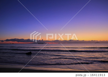 朝焼けの海に浮かぶ漁船 16411913