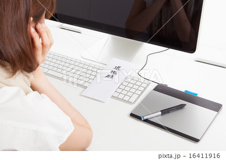 仕事で悩む女性クリエーター 16411916