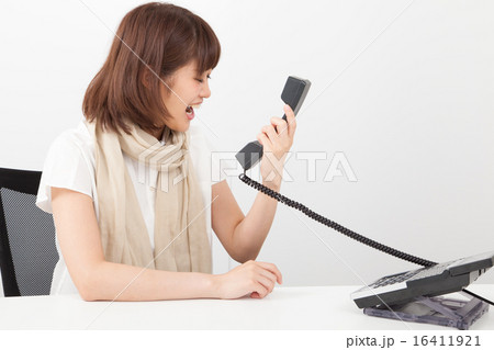 電話で怒鳴る女性 16411921