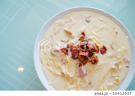 spaghetti carbonara sauce on glass background 16412037