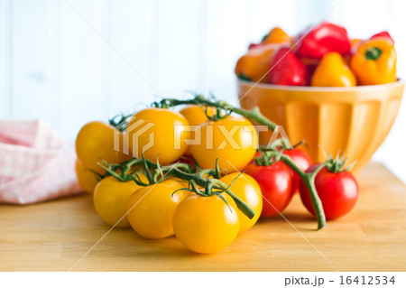 yellow and red tomatoes yellow and red tomatoes 16412534