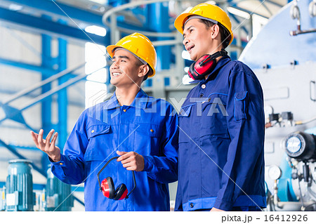 Worker in Asian manufacturing plant 16412926