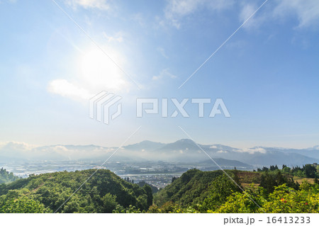 春の浦佐城址からみた八海山の風景 16413233