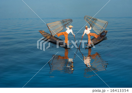 Burmese fisherman catching fish in traditional way 16413354