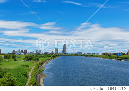 鹿浜橋より青空が広がる川口元郷の住宅街を臨む 鹿浜橋より青空が広がる川口元郷の住宅街を臨む 16414130