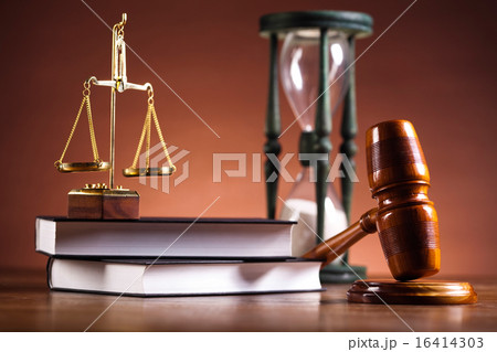 Gavel on books, ambient light vivid theme 16414303