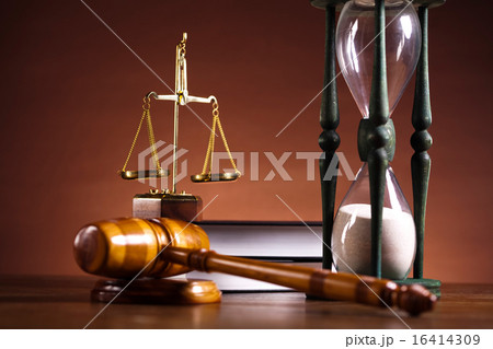 Gavel on books, ambient light vivid theme 16414309