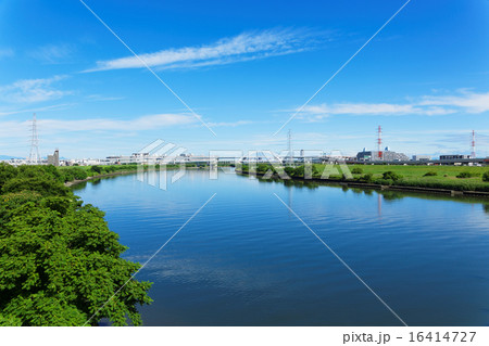 扇大橋より青空が広がる荒川の上流を臨む 扇大橋より青空が広がる荒川の上流を臨む 16414727