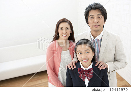 笑顔の家族3人 16415979