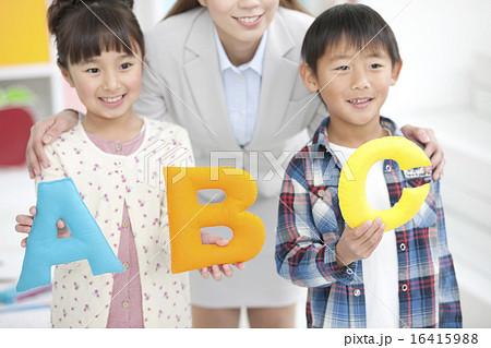 アルファベットのオブジェを持つ子供と先生 アルファベットのオブジェを持つ子供と先生 16415988