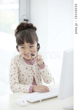 インカムをつけている女の子の写真素材