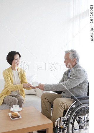 ティータイム中の中高年夫婦 16416085