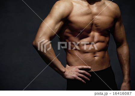 筋肉質な男性の身体 16416087