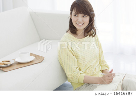 日記を書く女性 16416397